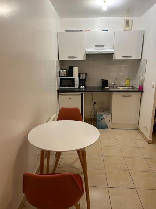 Studio A 2 Pas Du Metro Clichy Exterior foto
